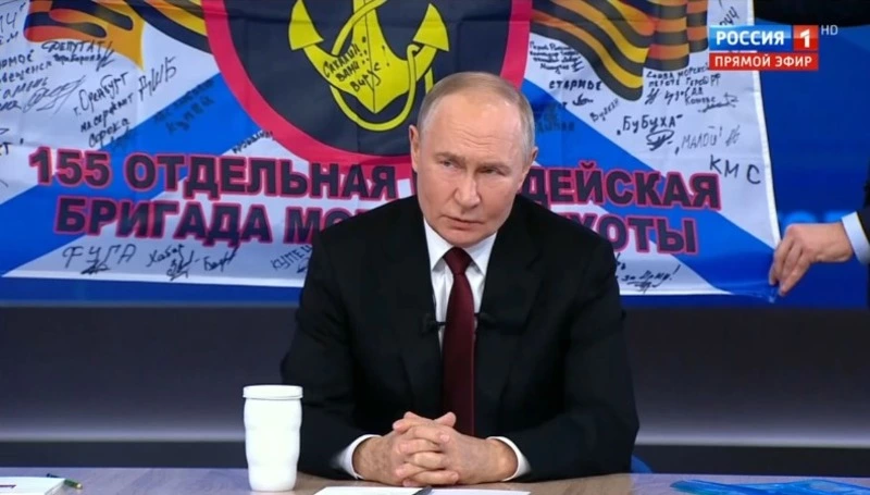 Владимир Путин в прямом эфире продемонстрировал копию боевого знамени с надписью «Сахалин с вами»