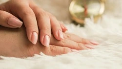 Лунный календарь маникюра на май 2024 года: когда можно идти к мастеру 