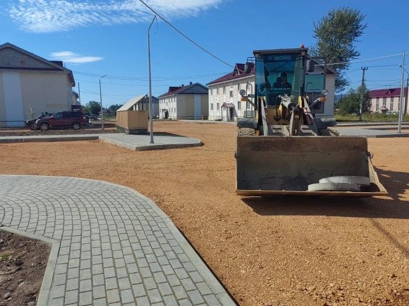 Ремонт четырех дворов в Тымовском близится к завершению