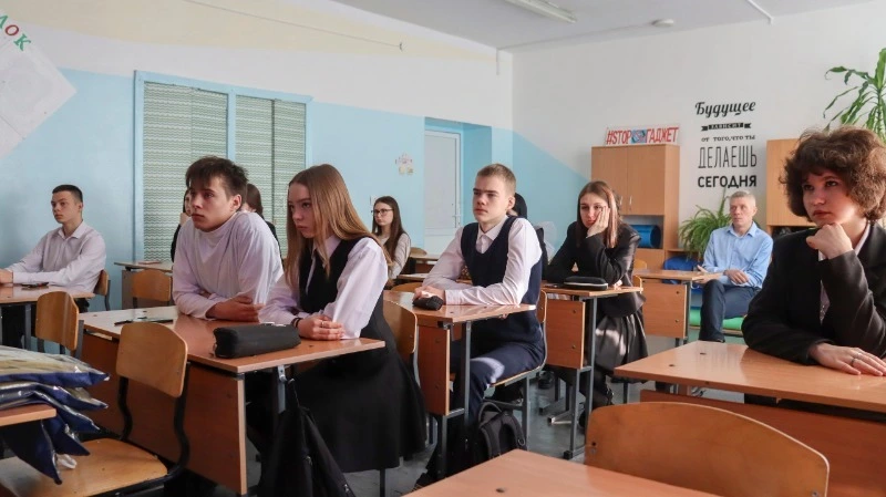 В Тымовской средней школе № 1 провели для учащихся старших классов серию важных кинолекториев 