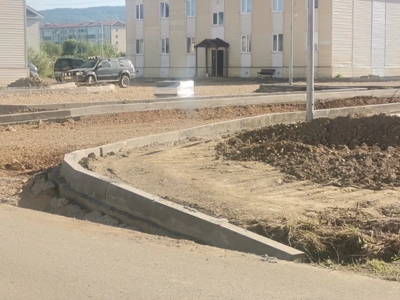 Идет ремонт в семи дворах Тымовского