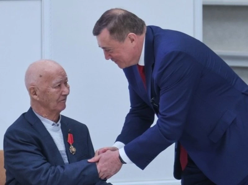 Губернатор поздравил с 90-летним юбилеем нивхского писателя Владимира Санги