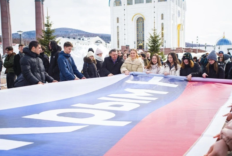 «Крым наш!» – с такой надписью развернули триколор сахалинские школьники и студенты