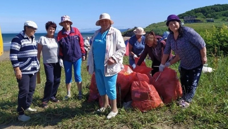 Тымовский клуб «Молодость души провёл акцию «Чистый берег»