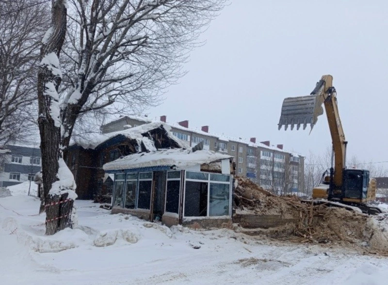 В Тымовском приступили к сносу старого  жилого дома