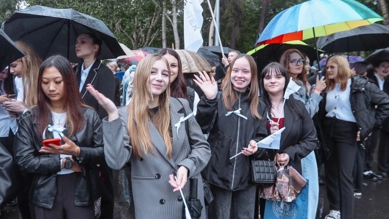 Грандиозным парадом отметили День знаний первокурсники СахГУ