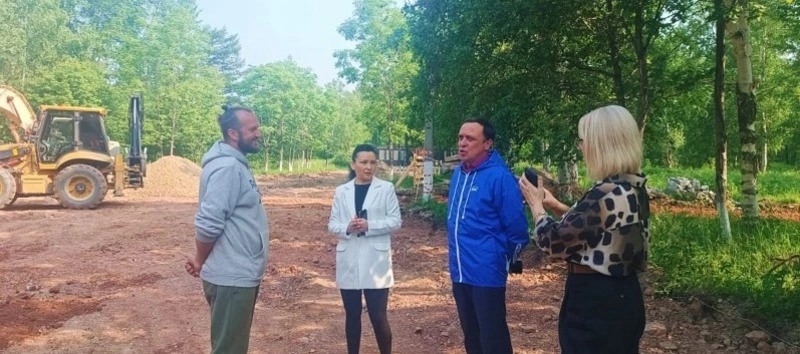 Тымовские депутаты проверили ход работ в парке