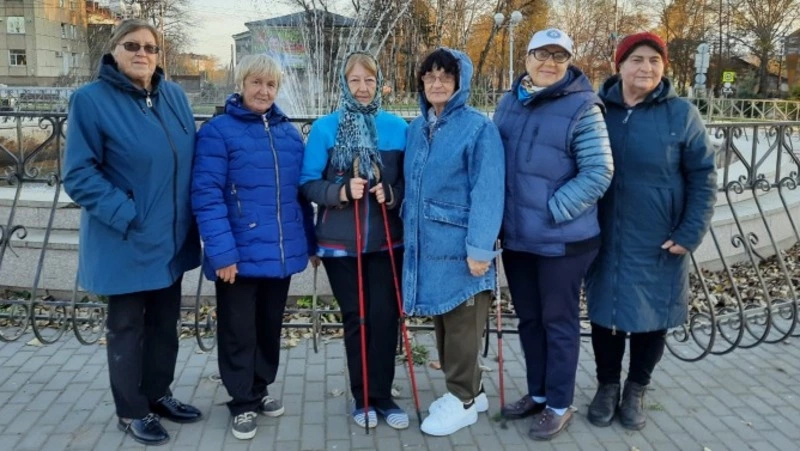 Тымовские женщины из творческого объединения "Не спеши стареть!" совершенствуются в ходьбе
