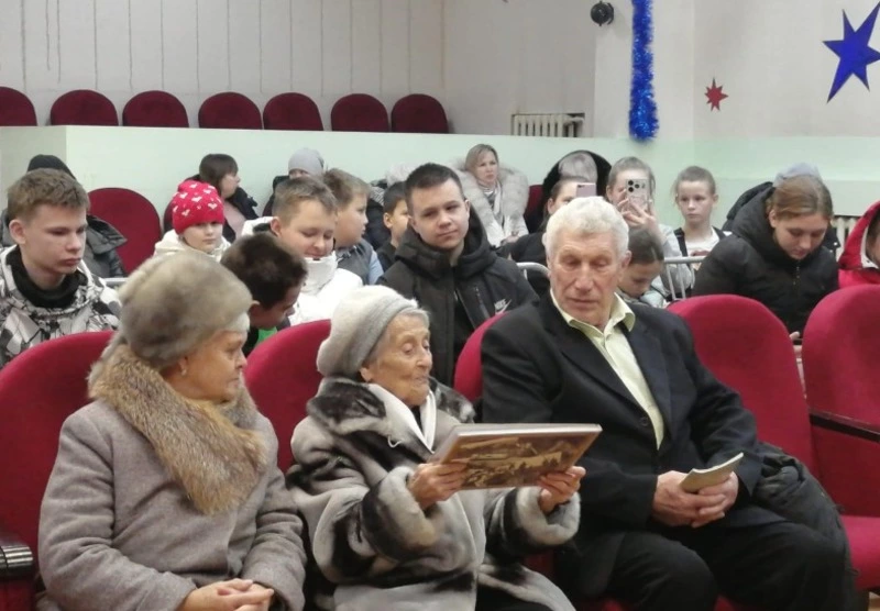 Переизданный довоенный фотоальбом вручили старейшей жительнице Кировского