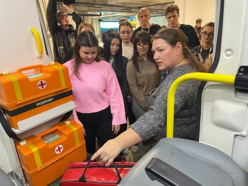 Студентам областного медколледжа предложили начать карьеру на станции скорой помощи