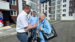 Губернатор Валерий Лимаренко вручил ключи от новых квартир 60 семьям в Тымовском