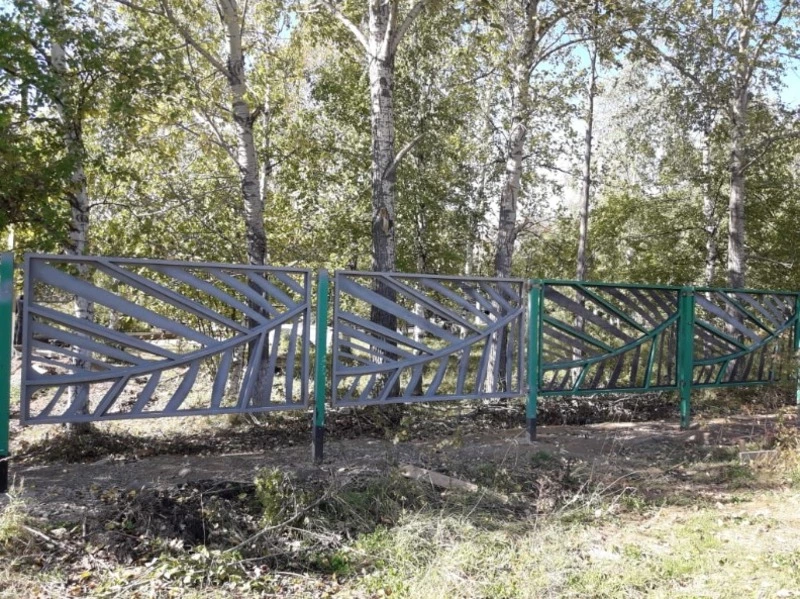 В Тымовском продолжается благоустройство парка