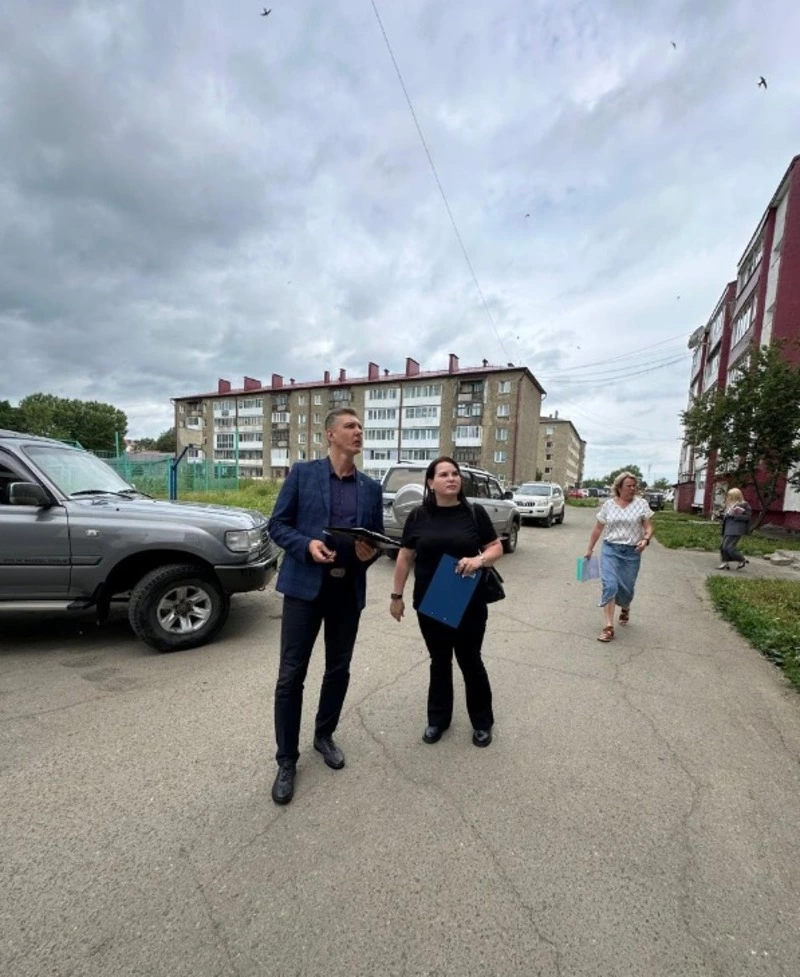 Комиссия проверила, как убирают дворы в Тымовском и Александровск-Сахалинском  