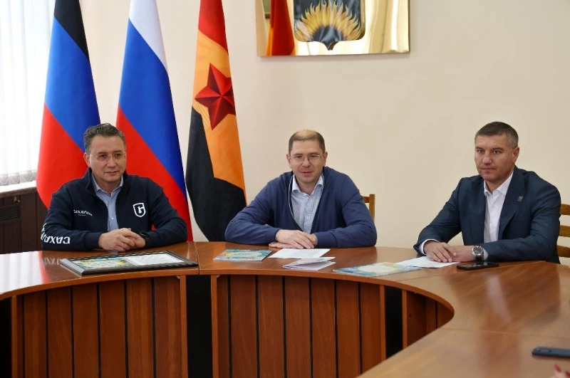 Жителей подшефного Шахтерского округа поздравили  с Днем воссоединения ДНР с Россией