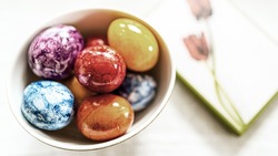 Как покрасить яйца на Пасху натуральными красителями 