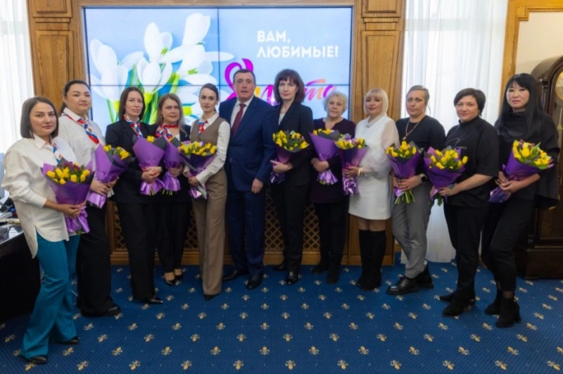 Валерий Лимаренко поздравил женщин Сахалинской области с наступающим 8 марта