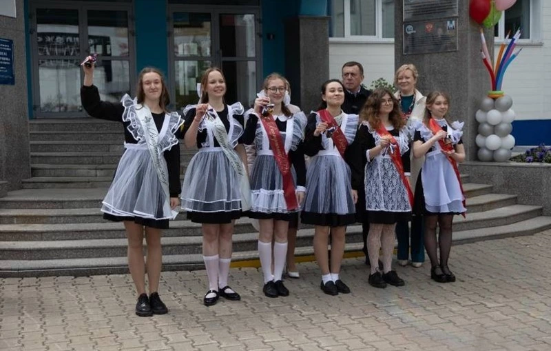 Губернатор поздравил сахалинских школьников с окончанием учебного года