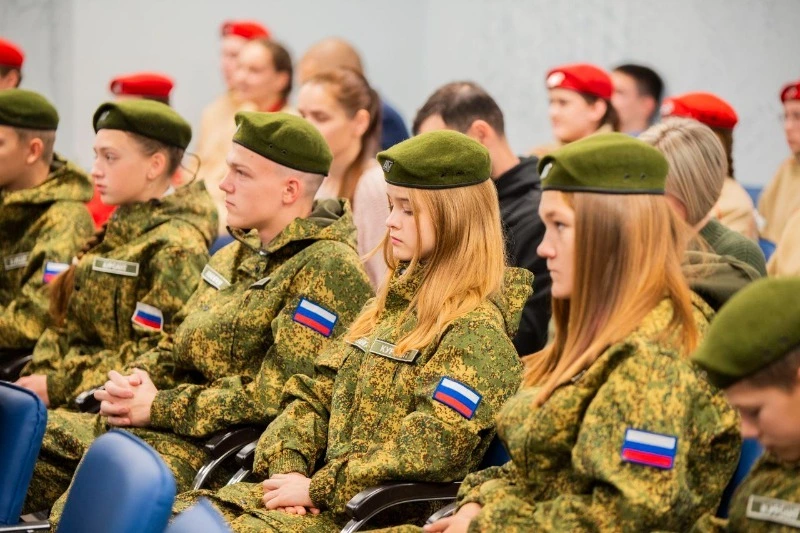 Тысячи юных сахалинцев приняли участие в мероприятиях ко Дню Героев Отечества