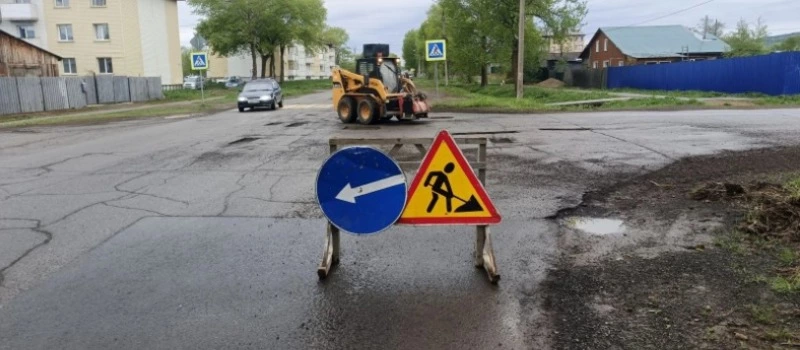 В Тымовском стартовал ямочный ремонт дорог