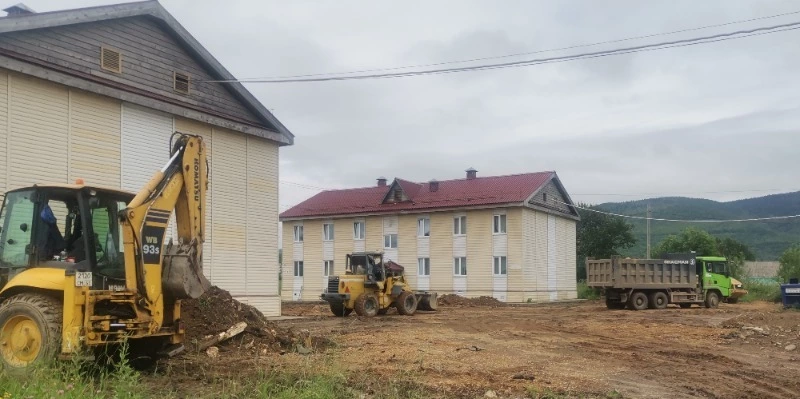 Ремонт дворовых территорий в Тымовском продолжается