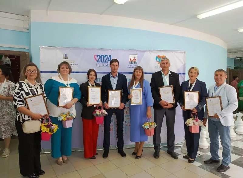 12 педагогов Тымовского района отмечены наградами